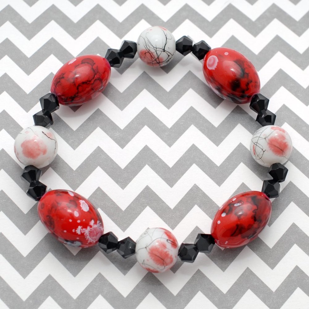 Red and black mod / Asian inspired glass bead stretch bracelet